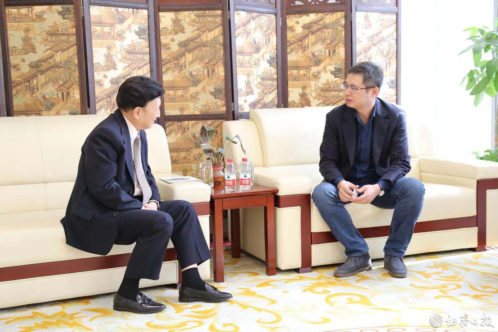 杭州江干區(qū)投資促進局副局長項波（右）與美中貿(mào)易發(fā)展協(xié)會總裁、執(zhí)行長姚應文博士（左）交流探討.jpg