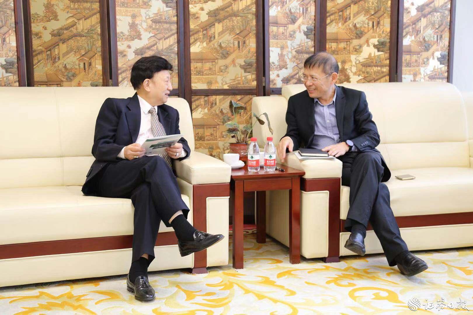 華僑國際樓宇黨委書記、總裁孔村光（右）與美中貿(mào)易發(fā)展協(xié)會總裁、執(zhí)行長姚應文博士（左）進行商務洽談.jpg